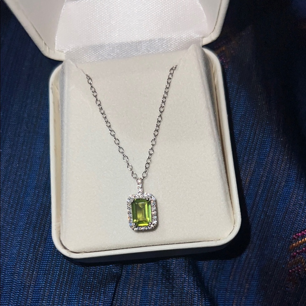 Elegant Silver Necklace with Green Gemstone